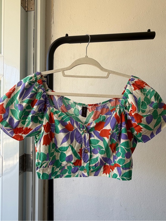 Valija Gitana Tops - Floral Puff-Sleeve Crop Top in White with Red, Purple & Green Print